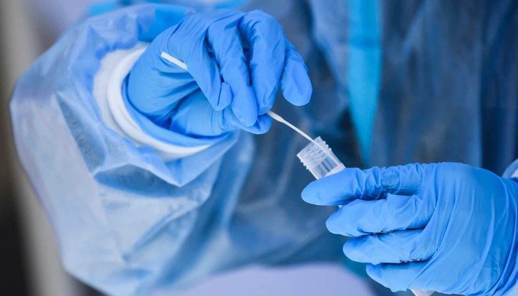 Cán bộ y tế lấy mẫu xét nghiệm COVID-19 - Ảnh: AFP Cán bộ y tế lấy mẫu xét nghiệm COVID-19 - Ảnh: AFP