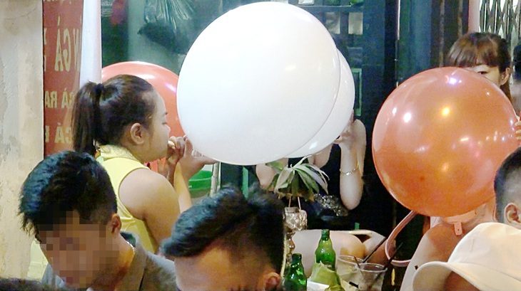 Bóng cười tràn lan, nhiều người ngộ độc - Ảnh 1. Sử dụng bóng cười gây ảnh hưởng đến sức khỏe nghiêm trọng - Ảnh minh họa: DƯƠNG LIỄU