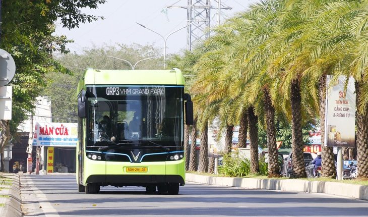 Bốn tuyến buýt điện ở TP.HCM chậm đưa vào vận hành vì lỗ và thiếu depot- Ảnh 1. Tuyến buýt điện D4 có giá vé 7.000 đồng/lượt khách, 157.000 đồng/tập/30 vé và 3.000 đồng lượt cho sinh viên, học sinh - Ảnh: TIẾN QUỐC