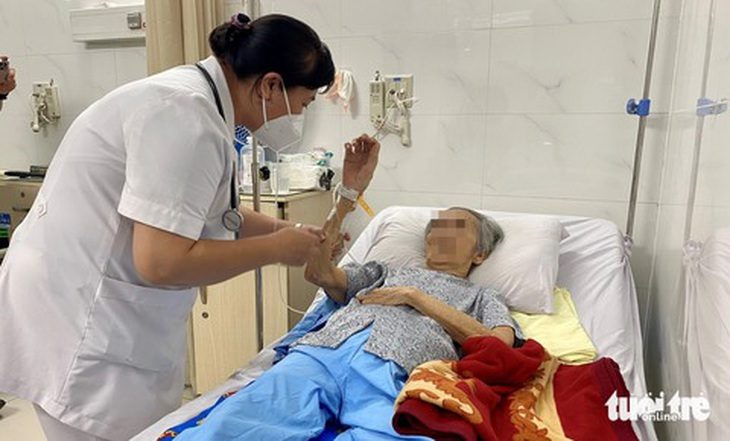 Bệnh viện Thống Nhất phấn đấu trở thành bệnh viện lão khoa hạng đặc biệt - Ảnh 1. Bác sĩ CKII Trần Thị Vân Anh - trưởng khoa nội nhiễm Bệnh viện Thống Nhất - thăm khám bệnh nhân 80 tuổi bị viêm não do vi rút Herpes - Ảnh: XUÂN MAI