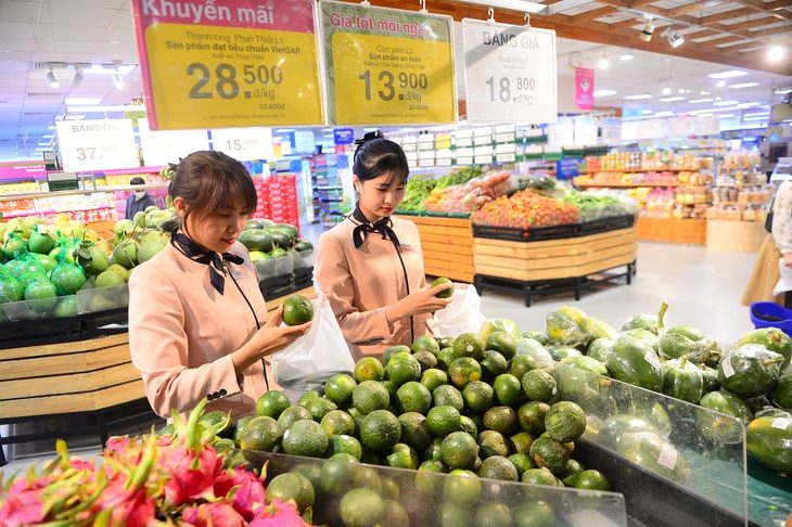 Khách hàng chọn mua cam sành Tiền Giang, Đồng Tháp tại Co.opmart Xa lộ Hà Nội, TP Thủ Đức chiều 16-2 - Ảnh: QUANG ĐỊNH Khách hàng chọn mua cam sành Tiền Giang, Đồng Tháp tại Co.opmart Xa lộ Hà Nội, TP Thủ Đức chiều 16-2 - Ảnh: QUANG ĐỊNH