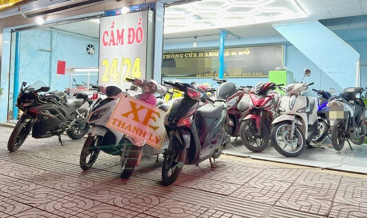 Cầm đồ, cần lưu ý gì để tránh 'bẫy' tín dụng đen?- Ảnh 1. Xe bị xiết nợ bán thanh lý tại một tiệm cầm đồ - Ảnh: YẾN TRINH