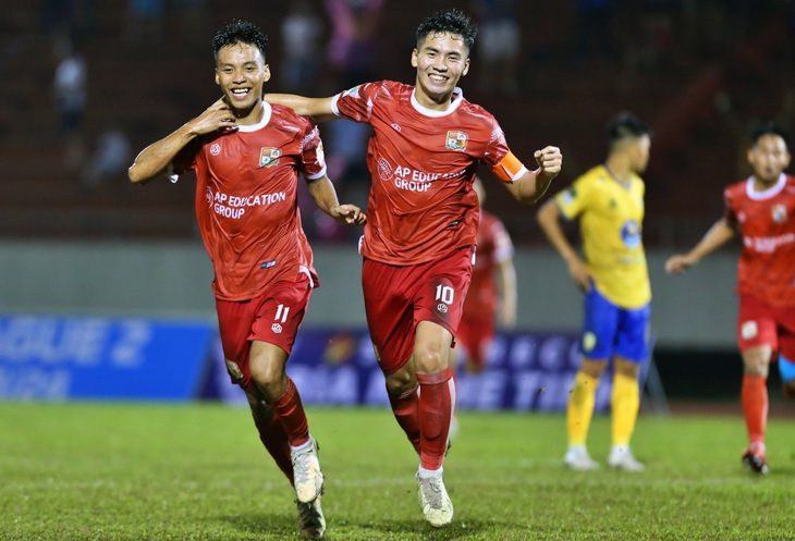 Bóng đá Đồng Nai phấn khởi ngày trở lại chuyên nghiệp - Ảnh 1. Cao Hoàng Tú (trái) ghi bàn thắng duy nhất giúp CLB Đồng Nai thắng trận mở màn Giải hạng nhất - Ảnh: QUANG THỊNH