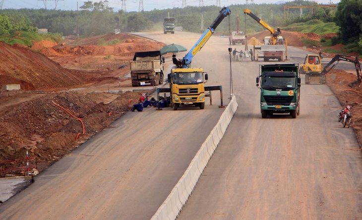 Bộ trưởng phê bình chủ đầu tư cao tốc Bắc - Nam- Ảnh 1. Đoạn cao tốc Bắc - Nam qua thị trấn Nông trường Việt Trung bị Bộ trưởng Nguyễn Văn Thắng phê bình vì một số vị trí nền đất yếu, thiếu vật liệu - Ảnh: QUỐC NAM
