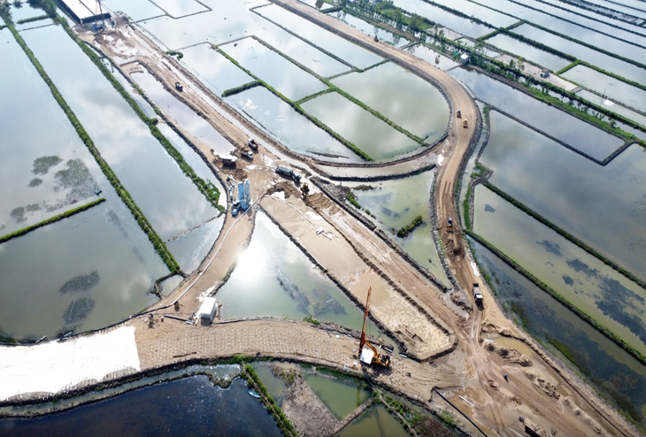 Bộ Giao thông vận tải lưu ý kiểm soát độ mặn khi dùng cát biển đắp nền đường- Ảnh 1. Đoạn cao tốc Hậu Giang - Cà Mau qua huyện Thới Bình (Cà Mau) đang được thi công nền đường bằng cát biển - Ảnh: THANH HUYỀN