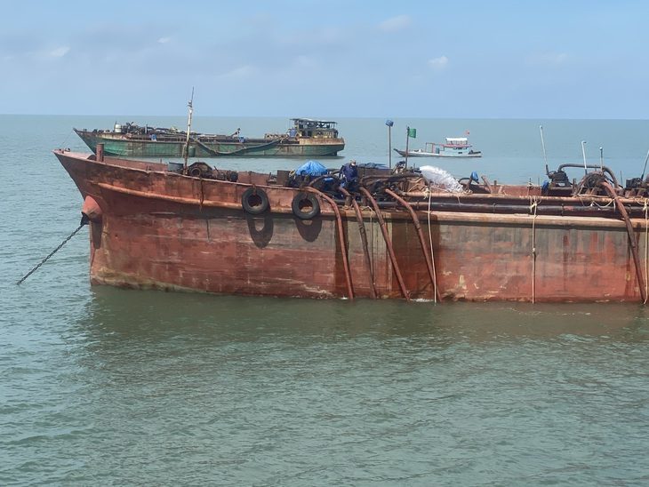 Chính thức khai thác cát biển dùng cho cao tốc Bắc - Nam- Ảnh 1. Các tàu đang khai thác cát biển trên vùng biển Sóc Trăng ngày 29-6 - Ảnh: KHẮC TÂM