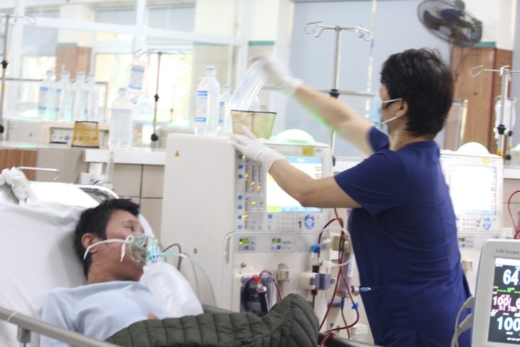 Bộ Y tế đề xuất tăng tiền phụ cấp cho cán bộ y tế- Ảnh 1. Cán bộ y tế Bệnh viện Bạch Mai chăm sóc bệnh nhân chạy thận - Ảnh minh họa: DƯƠNG LIỄU