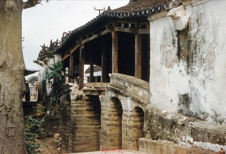 Chùa Cầu cong, thẳng hay… vừa cong lại vừa thẳng?- Ảnh 1. Chùa Cầu bị cháy năm 1959 - Ảnh: B.D. chụp lại