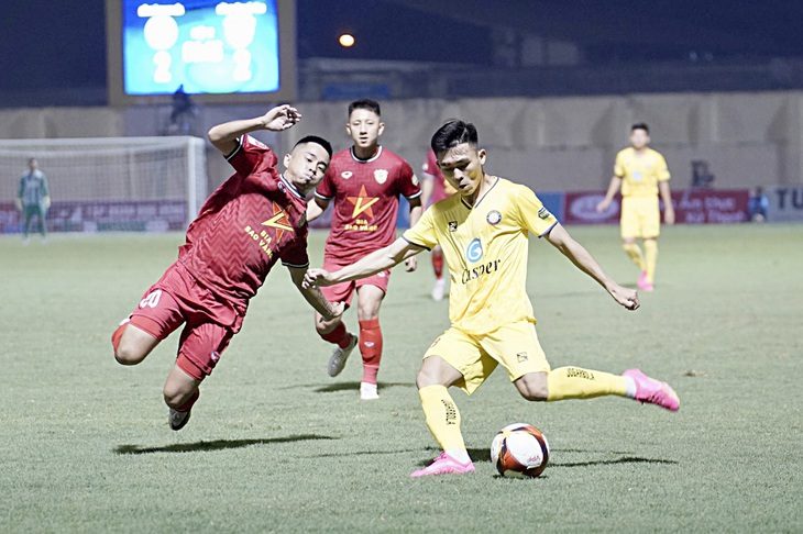 CLB Hồng Lĩnh Hà Tĩnh (áo đỏ) đã nghiên cứu kỹ lối chơi của CLB Đông Á Thanh Hóa - Ảnh: HOÀNG TUẤN CLB Hồng Lĩnh Hà Tĩnh (áo đỏ) đã nghiên cứu kỹ lối chơi của CLB Đông Á Thanh Hóa - Ảnh: HOÀNG TUẤN