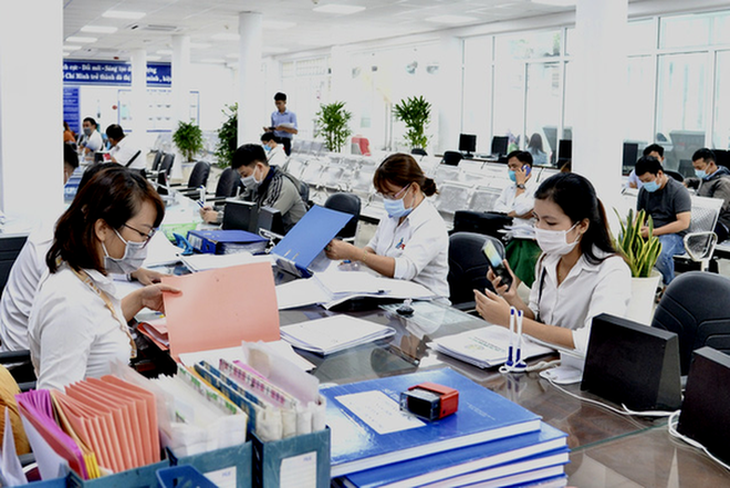 Bộ Nội vụ đề xuất nhiều quy định mới về luân chuyển, biệt phái cán bộ- Ảnh 1. Cán bộ, công chức ở TP.HCM phục vụ người dân - Ảnh: Q.ĐỊNH