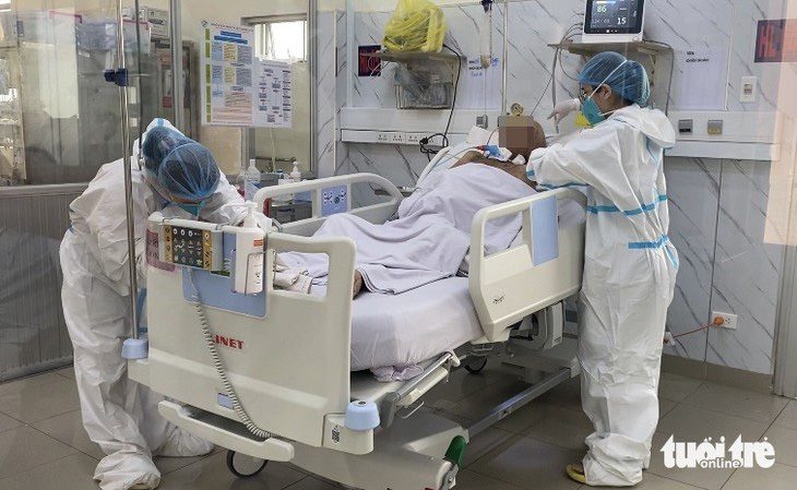 Ca COVID-19 'chạm đáy', sao Việt Nam chưa công bố hết dịch? - Ảnh 1. Bệnh nhân mắc COVID-19 điều trị tại Bệnh viện Bệnh nhiệt đới (TP.HCM) hồi tháng 3-2023 - Ảnh: XUÂN MAI