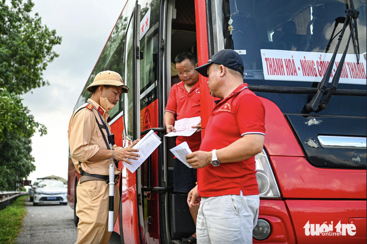 Bộ Công an dự thảo thông tư quy định quy trình tuần tra, kiểm soát giao thông- Ảnh 1. Cảnh sát kiểm soát xe khách trên cao tốc Pháp Vân - Cầu Giẽ - Ảnh: HỒNG QUANG