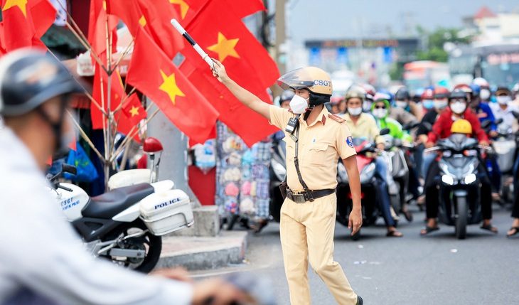 csgt-dieu-tiet-giao-thong-1722475660023696827402-17367445685921799114448 Cần người điều tiết giao thông giúp dân đi thông về thoáng - Ảnh 1.