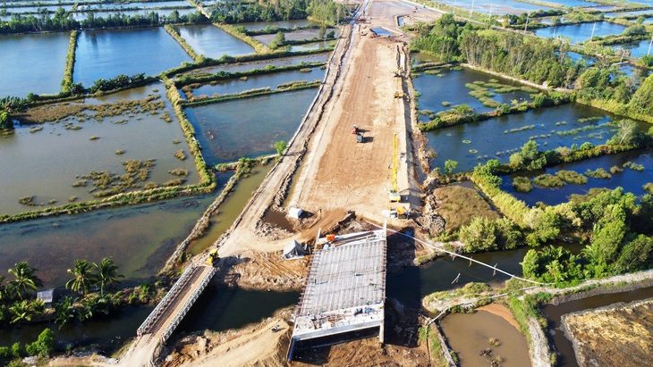 Cà Mau kiến nghị Thủ tướng gỡ khó thiếu cát đắp nền cao tốc- Ảnh 1. Do thiếu cát nên dự án chỉ tập trung xây cầu, còn nhiều đoạn chưa được hoàn thiện phần đường, ảnh chụp tại điểm cuối cao tốc qua tỉnh Cà Mau - Ảnh: THANH HUYỀN
