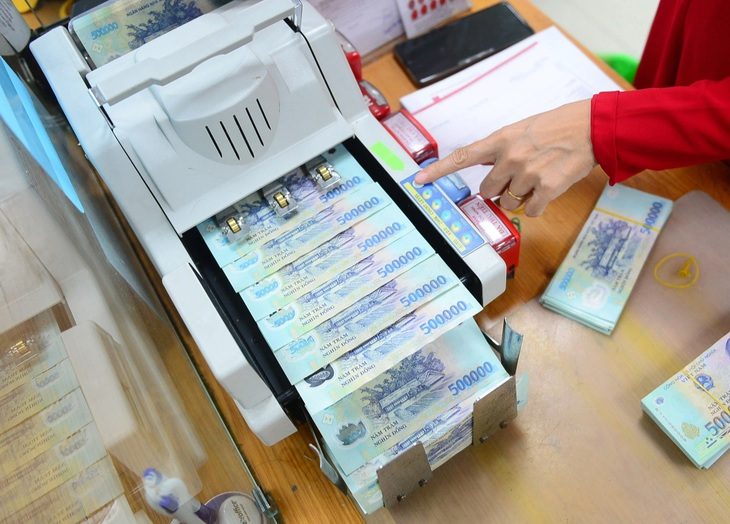 Cả cho vay, tiền gửi đều tăng đột ngột những ngày cuối năm, tiền chạy vòng quanh?- Ảnh 1. Theo chuyên gia, tín dụng tăng đột biến cuối năm qua có thể chưa đi vào các hoạt động kinh tế thực - Ảnh: QUANG ĐỊNH
