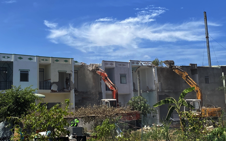 Một dãy nhà xây dựng không phép nhưng tới khi hoàn thành mới bị lập biên bản, cưỡng chế tại phường Tân Phước Khánh, thành phố Tân Uyên, Bình Dương - Ảnh: TUẤN DUY Một dãy nhà xây dựng không phép nhưng tới khi hoàn thành mới bị lập biên bản, cưỡng chế tại phường Tân Phước Khánh, thành phố Tân Uyên, Bình Dương - Ảnh: TUẤN DUY