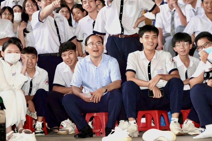 hieu-truong-tenloman-1732677306631351036508 Bức thư của thầy hiệu trưởng: Khó khăn, áp lực nào cũng có cách vượt qua - Ảnh 1.