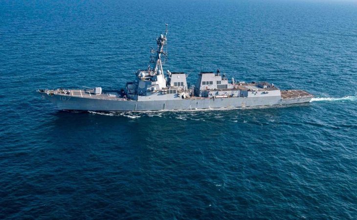 Bị Houthi tấn công chiến hạm, Mỹ tung đòn tự vệ- Ảnh 1. Tàu khu trục USS Gravely của hải quân Mỹ tuần tra ở Biển Đỏ - Ảnh: HẢI QUÂN MỸ