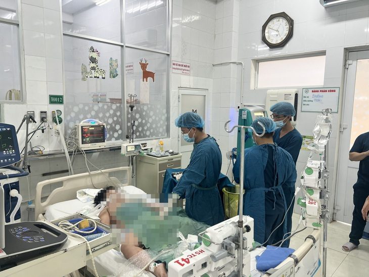 Chưa tìm được tác nhân gây bệnh vụ học sinh nghi ngộ độc thực phẩm ở TP.HCM- Ảnh 1. Một bệnh nhi bị ngộ độc ở Đồng Nai - Ảnh: Tư liệu