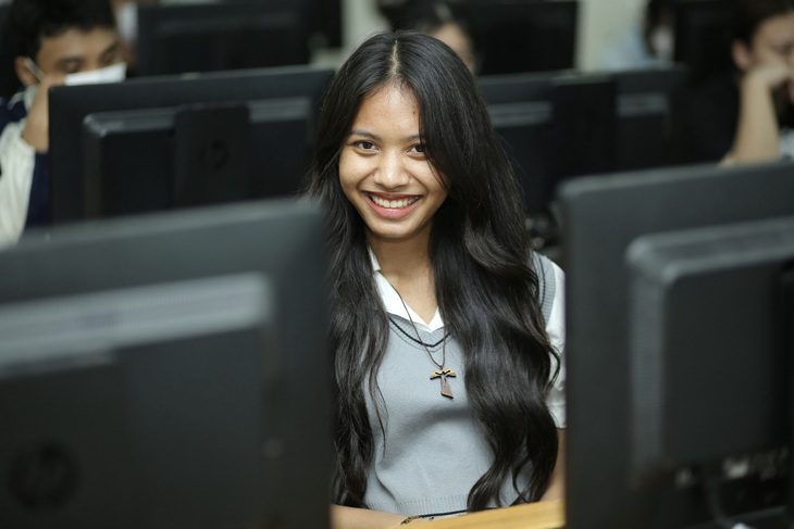 Các trường đại học xét tuyển bổ sung hơn chục ngàn chỉ tiêu - Ảnh 1. Thí sinh trúng tuyển đợt 1 làm thủ tục nhập học vào Trường đại học Quốc tế Hồng Bàng. Trường này xét tuyển bổ sung khoảng 700 chỉ tiêu - Ảnh: N.T.