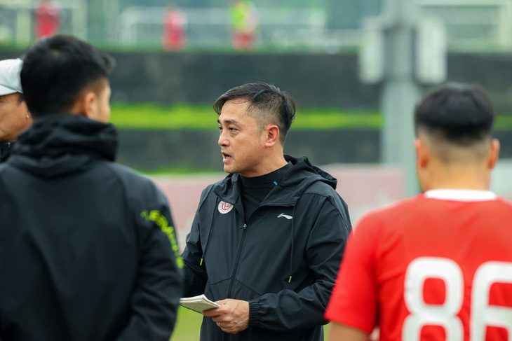 Chờ tướng mới trổ tài ở vòng 9 V-League- Ảnh 1. HLV Nguyễn Đức Thắng với các cầu thủ Thể Công Viettel - Ảnh: THỂ CÔNG VIETTEL FC