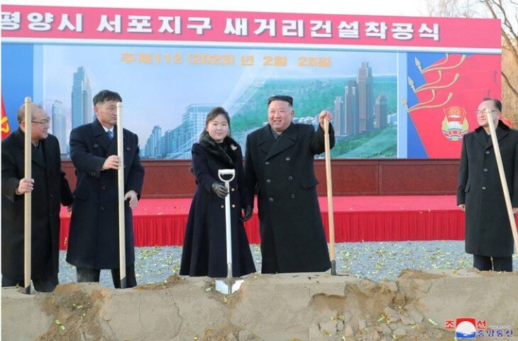 Bộ trưởng Hàn Quốc nói về khả năng con gái ông Kim Jong Un lên kế nhiệm cha - Ảnh 1. Bộ trưởng Hàn Quốc nói về khả năng con gái ông Kim Jong Un lên kế nhiệm cha - Ảnh 1.