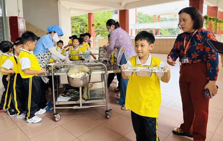img3939-1729226479220133628251-17326053638821736934131 Bữa ăn bán trú và gánh nặng kép về dinh dưỡng - Ảnh 1.