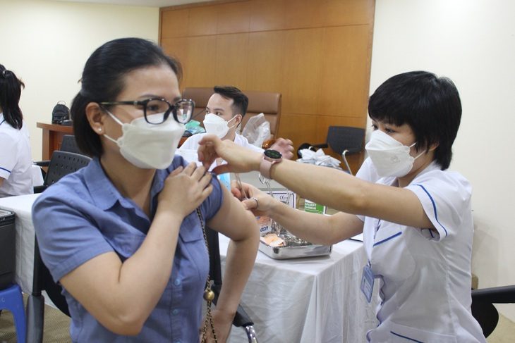 Tiêm chủng vắc xin COVID-19 tại Hà Nội - Ảnh: DƯƠNG LIỄU Tiêm chủng vắc xin COVID-19 tại Hà Nội năm 2022 - Ảnh: DƯƠNG LIỄU