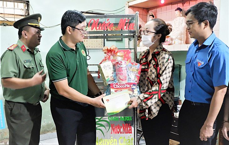 Trao phương tiện sinh kế hỗ trợ các bạn trẻ làm ăn, kiếm thêm thu nhập ổn định cuộc sống - Ảnh: K.A. Trao phương tiện sinh kế hỗ trợ các bạn trẻ làm ăn, kiếm thêm thu nhập ổn định cuộc sống - Ảnh: K.A.