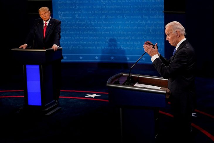 Cựu tổng thống Donald Trump (trái) và Tổng thống Joe Biden trong cuộc tranh luận tổng thống hôm 22-10-2020 - Ảnh: REUTERS Cựu tổng thống Donald Trump (trái) và Tổng thống Joe Biden trong cuộc tranh luận tổng thống hôm 22-10-2020 - Ảnh: REUTERS