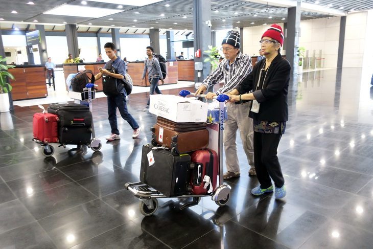 Buồn, lo già hóa dân số: Nhiều người 60, 70 tuổi phải ra đường kiếm sống- Ảnh 1. Người cao tuổi đi du lịch cùng con cháu - Ảnh: T.T.D.