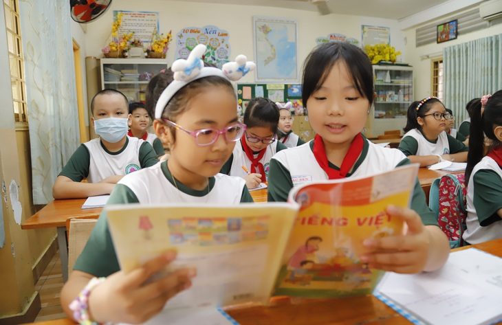 Cảnh báo thiếu minh bạch việc chọn sách giáo khoa - Ảnh 1. Cảnh báo thiếu minh bạch việc chọn sách giáo khoa - Ảnh 1.