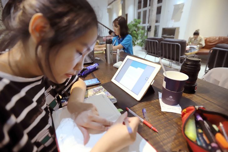 Sinh viên tại TP.HCM trong một giờ tự học ở quán cà phê - Ảnh: NHƯ HÙNG Sinh viên tại TP.HCM trong một giờ tự học ở quán cà phê - Ảnh: NHƯ HÙNG