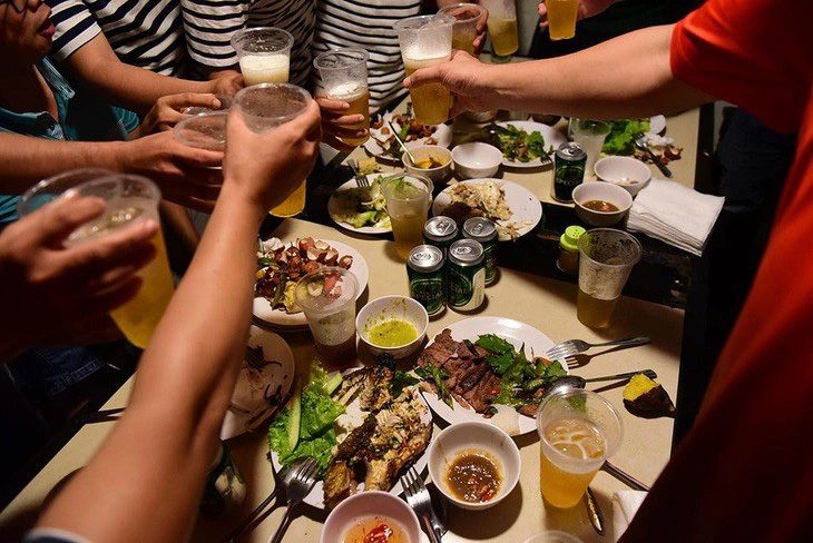 Ăn vội bữa sáng, bỏ bữa trưa, nhiều bữa tối: Thừa năng lượng nhưng thiếu chất - Ảnh 1. Không những ăn uống nhiều nhất trong ngày, bữa tối cũng là lúc la cà những cuộc nhậu của nhiều người - Ảnh: Q.Đ.