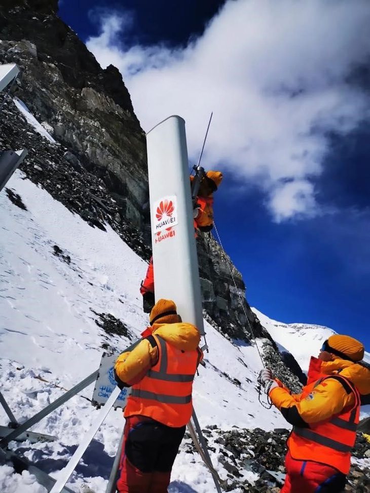 Cách Huawei đưa Internet tốc độ cao phủ sóng trên đỉnh núi Everest - Ảnh 1. Trạm thu phát sóng của Huawei trên 'nóc nhà thế giới'