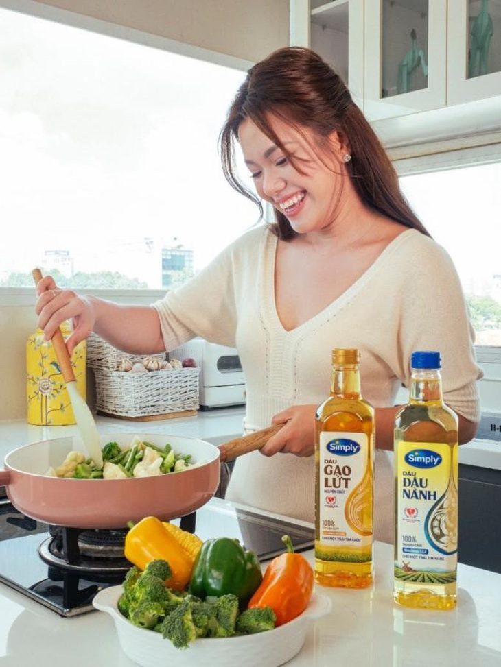 Cách các chị đẹp 'Đạp gió rẽ sóng' Phương Vy, Tú Vi đầu tư sức khỏe trái tim- Ảnh 1. Chế độ ăn uống với chất béo có thành phần tốt cho tim mạch được Phương Vy ưu tiên lựa chọn khi chế biến các món chiên, xào - Ảnh: NVCC