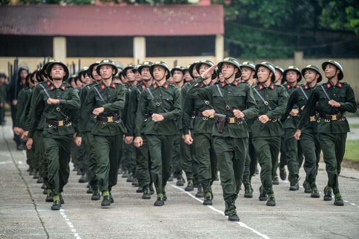 Bộ Quốc phòng: Ngăn việc lợi dụng xăm hình để trốn tránh nghĩa vụ quân sự- Ảnh 1. Các chiến sĩ trẻ trong giờ tập luyện - Ảnh: NAM TRẦN