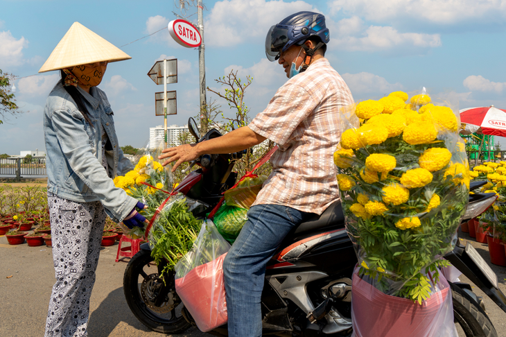 st1-1735045997870680922631 Chợ hoa Xuân Bình Điền: 11 năm miễn phí gian hàng - chào Xuân Ất Tỵ 2025 - Ảnh 1.