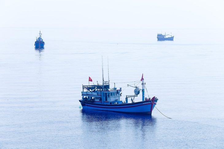 tau-ca-viet-nam-neo-dau-o-khu-vuc-quan-dao-truong-sa-16823124327371355895299 Bộ Nông nghiệp phản hồi đề nghị bảo vệ tàu cá ở quần đảo Trường Sa và Hoàng Sa - Ảnh 1.