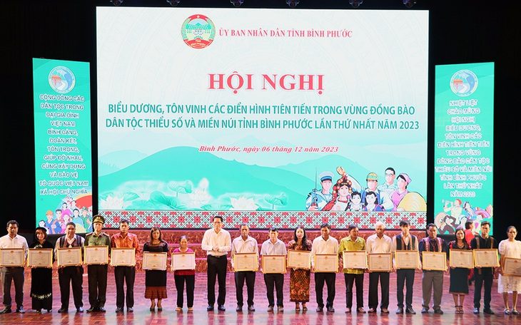 Bình Phước tôn vinh điển hình tiên tiến trong vùng đồng bào dân tộc thiểu số và miền núi- Ảnh 1. 39 cá nhân điển hình tiên tiến trong vùng đồng bào dân tộc thiểu số và miền núi giai đoạn 2021-2023 nhận bằng khen của chủ tịch UBND tỉnh Bình Phước - Ảnh: AN BÌNH