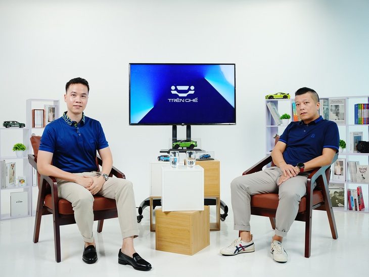Các hãng xe Trung Quốc bắt tay nhau tại Việt Nam: 'Rất khó, kịch bản trong mơ'- Ảnh 1. Host Nguyễn Đăng Việt (trái) và nhà báo Lê Tùng Anh (phải) đã có cuộc thảo luận về chủ đề: “Có hay không kịch bản các hãng xe Trung Quốc bắt tay nhau tại Việt Nam?" - Ảnh: HOÀNG VŨ