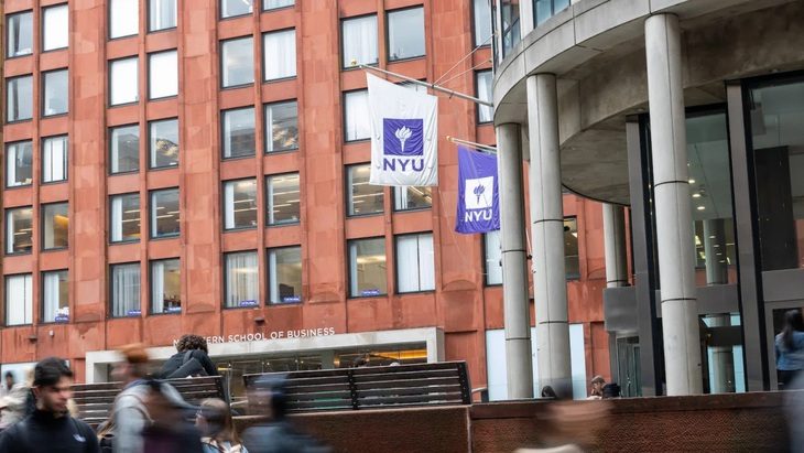 truong-nyu-17352717417021490093568 Các trường đại học Mỹ kêu gọi sinh viên quốc tế trở về trường trước khi ông Trump nhậm chức - Ảnh 1.
