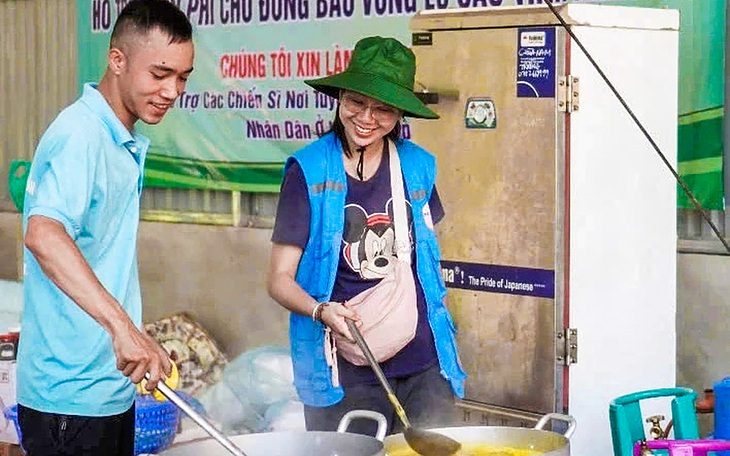 Bếp cơm di động dã chiến: 56.000 phần cơm hỗ trợ vùng lũ - Ảnh 1. Bếp cơm di động dã chiến: 56.000 phần cơm hỗ trợ vùng lũ - Ảnh 1.