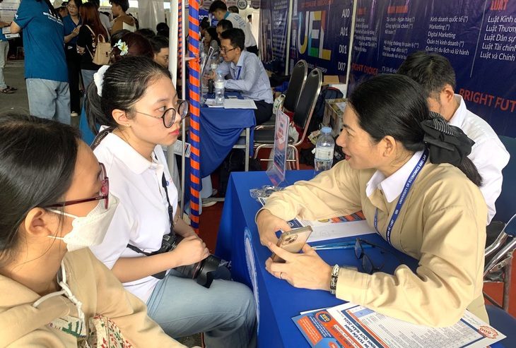 uel-tuyen-sinh-1731134138651749619221 Bỏ 2 tổ hợp môn xét tuyển đại học năm 2025, Trường đại học Kinh tế - Luật nói gì? - Ảnh 1.