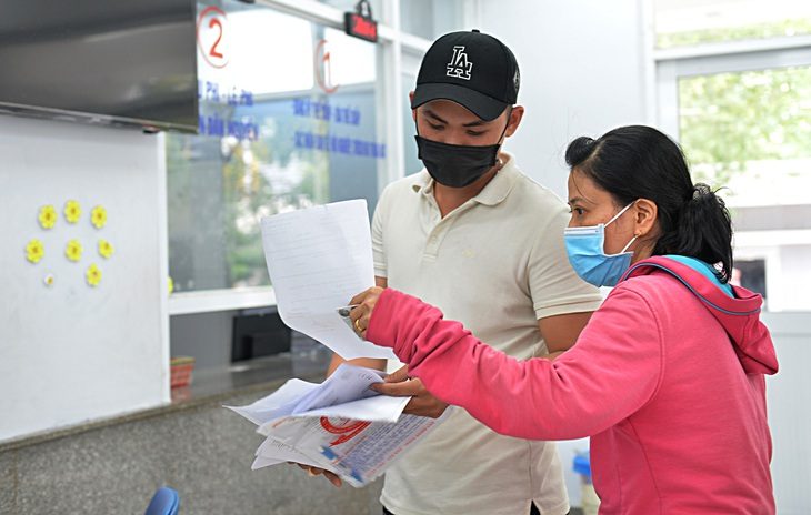 Bị kiểm tra hiện trạng, dân 'lên bờ xuống ruộng' - Ảnh 1. Bị kiểm tra hiện trạng, dân 'lên bờ xuống ruộng' - Ảnh 1.