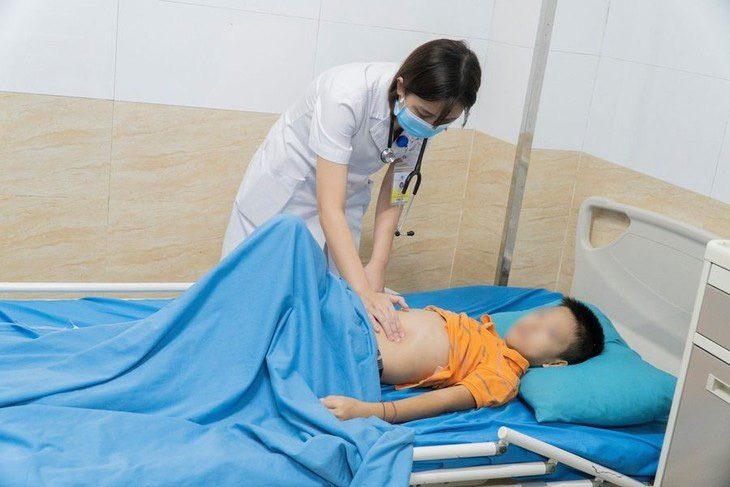 Cẩn thận phát ban viêm mao mạch dị ứng biến chứng nội tạng đe dọa tính mạng trẻ em- Ảnh 1. Trẻ bị bệnh viêm mao mạch dị ứng tại Bệnh viện Đa khoa Hùng Vương - Ảnh: BVCC