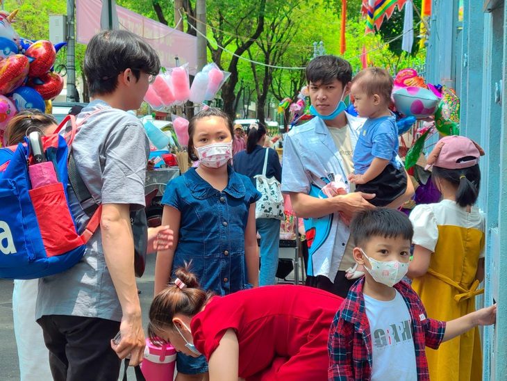 Bộ Nội vụ tán thành đề xuất nghỉ 5 ngày liên tục dịp lễ 30-4 và 1-5- Ảnh 1. Du khách tới các điểm vui chơi ở TP.HCM dịp nghỉ lễ 30-4-2023 - Ảnh: NHẬT XUÂN