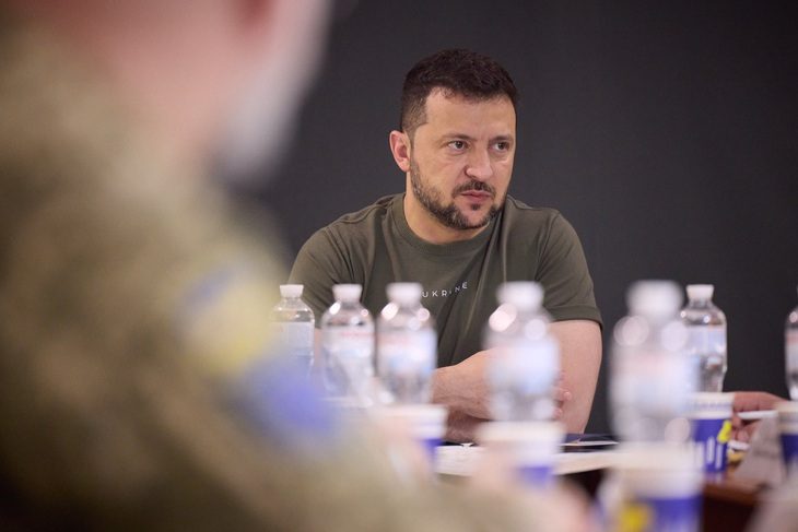 Chờ Skynex, F-16, ông Zelensky đến Dnipro bàn việc củng cố 'lá chắn bầu trời' cho Ukraine - Ảnh 1. Tổng thống Ukraine trong cuộc họp với các tướng lĩnh cấp cao ở Dnipro hôm 27-7 - Ảnh: Twitter của ông Zelensky