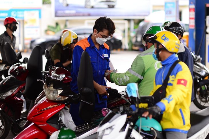 Chính phủ tiếp tục đề xuất giảm thuế cho xăng dầu đến hết năm 2024- Ảnh 1. Giảm thuế bảo vệ môi trường cho xăng dầu - Ảnh: Q.ĐỊNH