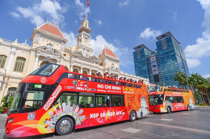 Bộ GTVT phản hồi vụ doanh nghiệp muốn giữ quyền khai thác xe buýt 2 tầng tại TP.HCM- Ảnh 1. Du khách đi xe buýt hai tầng tham quan trung tâm TP.HCM - Ảnh: QUANG ĐỊNH